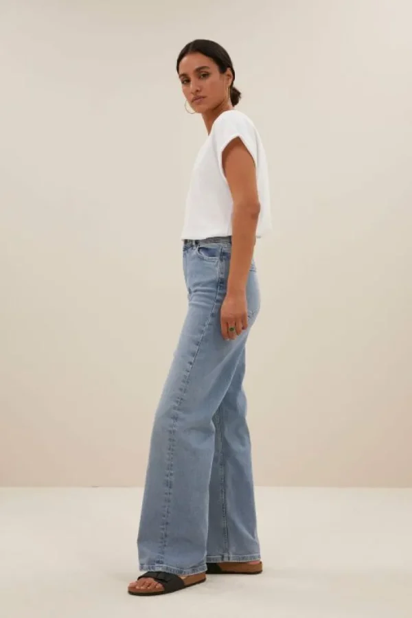 By bar Tops & Shirts<momi logo top | bright white